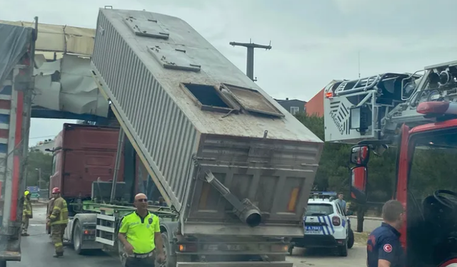 TIR'ın dorsesi üst geçitte asılı kaldı!