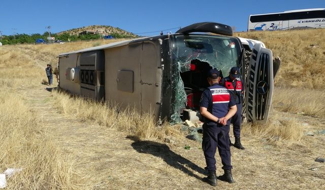 Yolcu otobüsü şarampole uçtu: Çok sayıda yaralı var