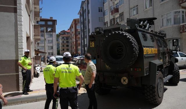 Polisi şehit etti, annesini rehin aldı