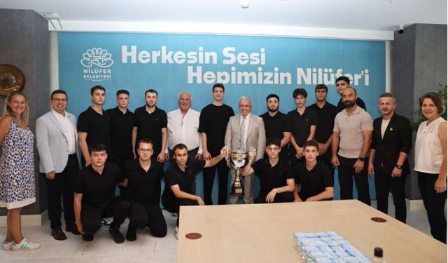 Şampiyonluk sevincini Başkan Özdemir ile paylaştılar