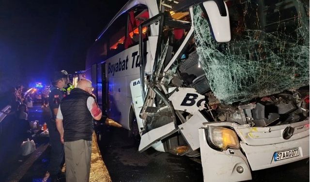 Yolcu otobüsü TIR'a çarptı: 25 yaralı!