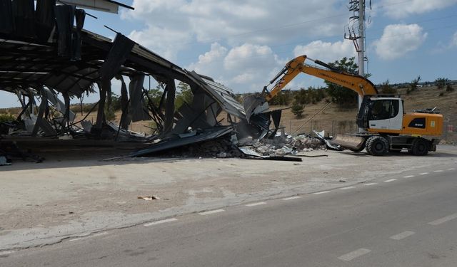 Bursa'da kaçak depo yıkımı!