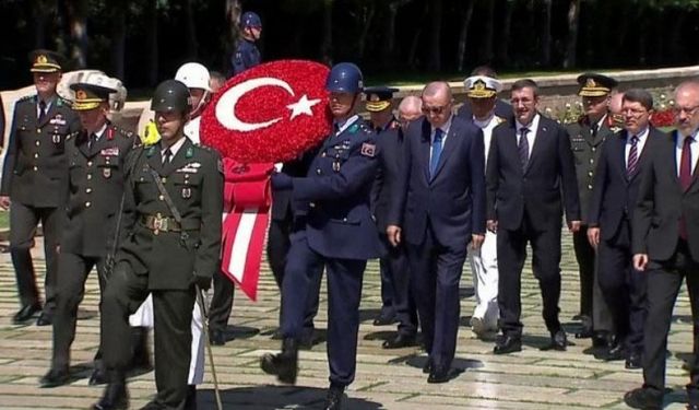 Erdoğan ve YAŞ üyeleri Anıtkabir'de