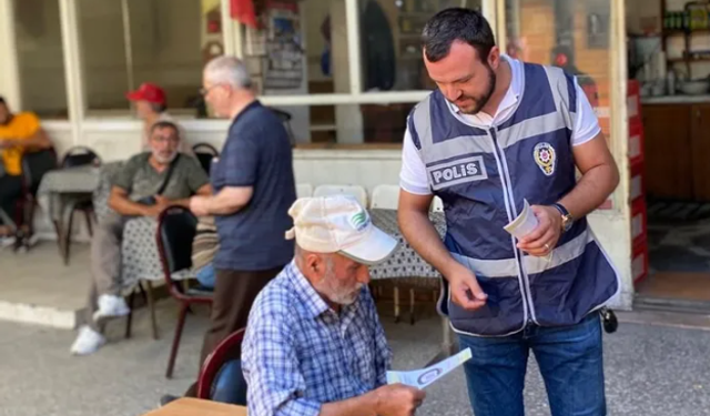 Bursa'da polis dolandırıcılığa karşı broşür dağıttı