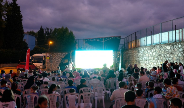 Yazlık sinema keyfi 'Kamyoled Sineması'