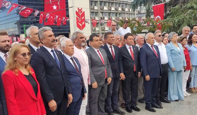 CHP Bursa İl Başkanlığı, Atatürk Anıtı’na çelenk bıraktı