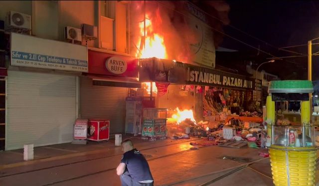 Bursa'da hediyelik eşya mağazası alev alev yandı!