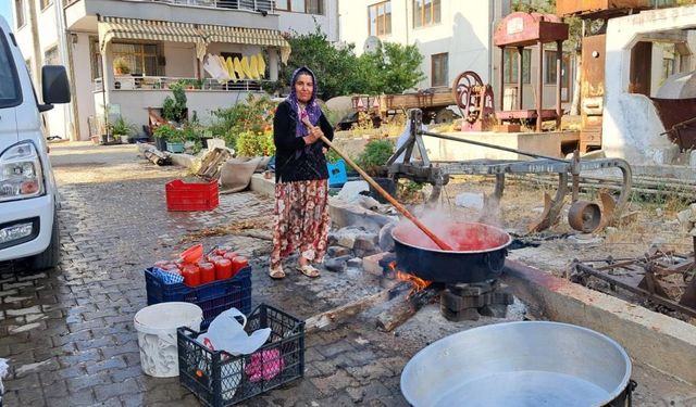 Bursa’da kışlık salçalar kaynamaya başladı