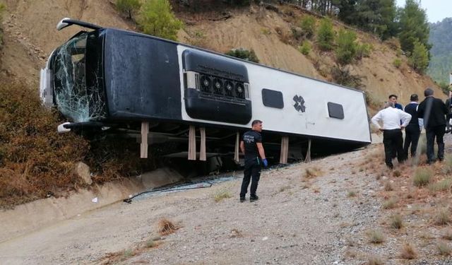 Yolcu otobüsü şarampole devrildi