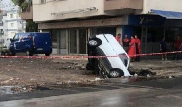 İzmir'de yol çöktü: Araç çukura düştü!