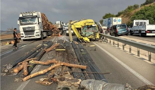 Feci kaza: TIR şoförü bu araçtan sağ çıktı!