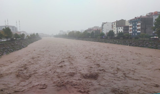 Trabzon’u sağanak vurdu, hastane tahliye edildi