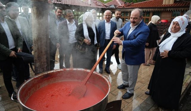 Mustafa Varank, salça kazanı başında!