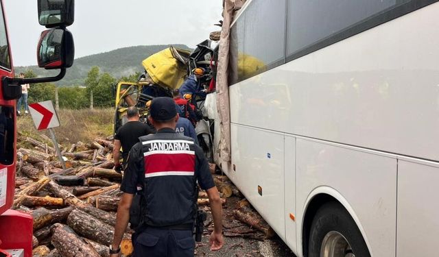 Yolcu otobüsü kamyonla çarpıştı: 2 ölü, 21 yaralı!