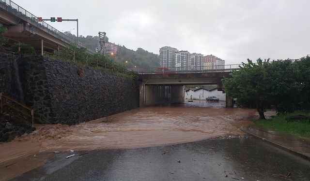 Sağanak ve sel hayatı felç etti: 2 kişi öldü