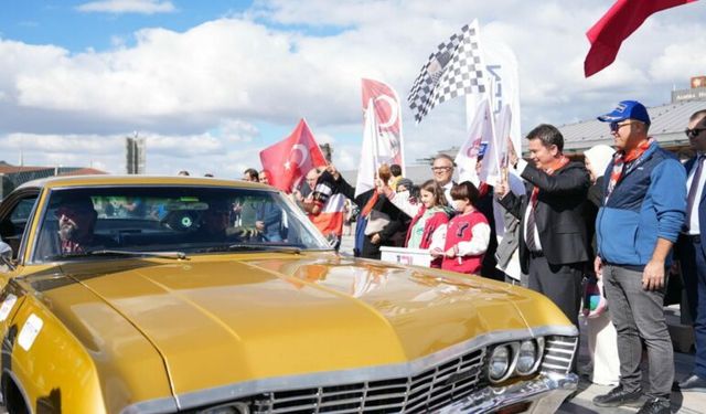 Bursa’da klasik otomobil geçidi