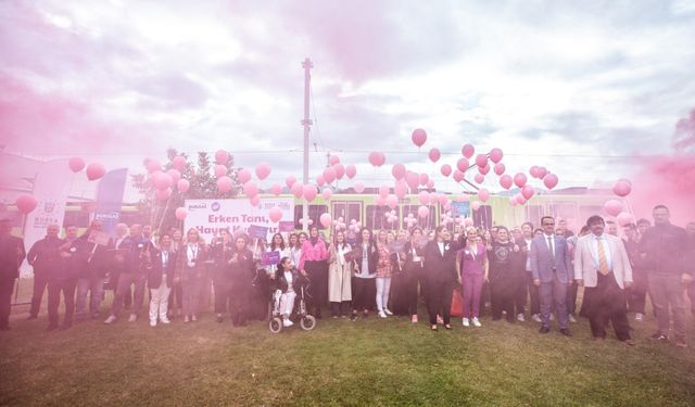 BURULAŞ'ta pembe balonlar gökyüzüne bırakıldı