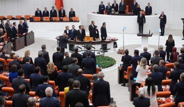 CHP'li vekiller, Cumhurbaşkanı Erdoğan'ı ayakta karşıladı!