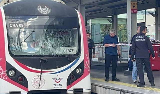 Marmaray'da intihar! Raylara atladı