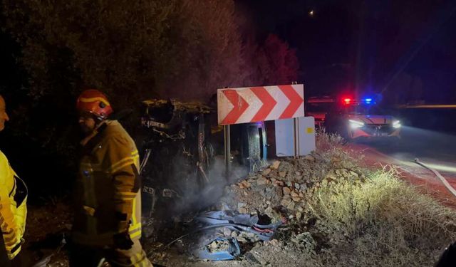 Bursa’da kaza yapan otomobil alev alev yandı