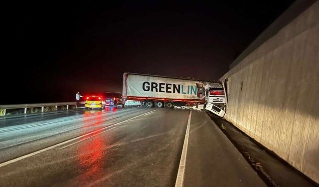 Kontrolden çıkan TIR, istinat duvarına çarptı