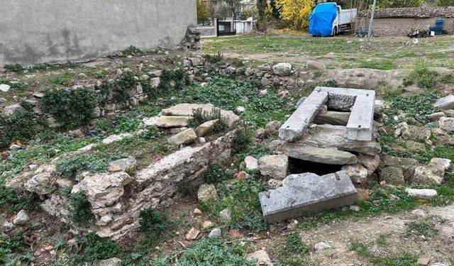 İznik’te tarihi mezarlık harabeye döndü