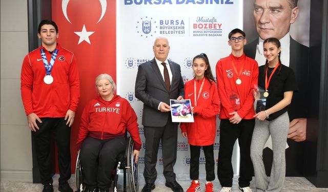 Şampiyon sporculardan Başkan Bozbey’e ziyaret