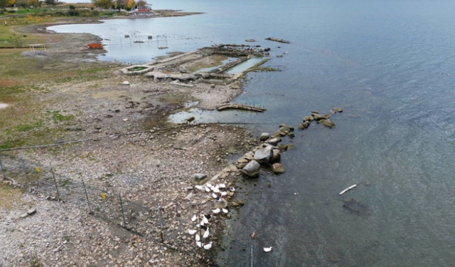 Kuraklık, 2 bin yıllık bazilikayı gün yüzüne çıkardı