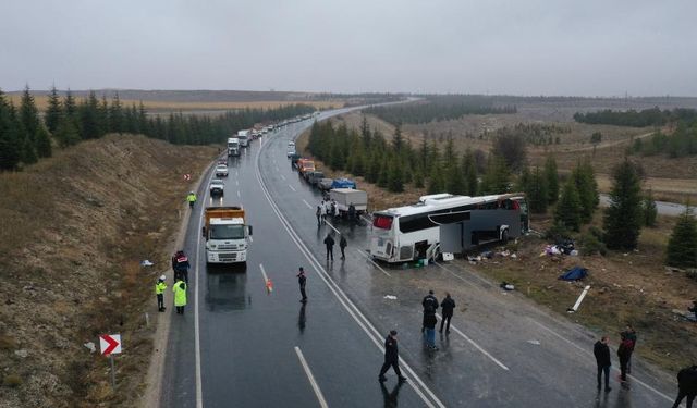 Yolcu otobüsü devrildi: Ölü ve çok sayıda yaralı!