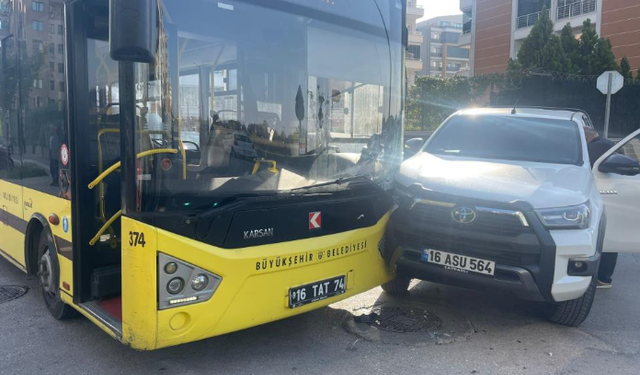 Bursa'da belediye otobüsü kamyonetle çarpıştı!