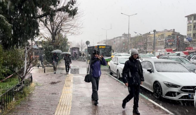 Bursa'da kar sevinci: Merkeze ilk kar düştü!