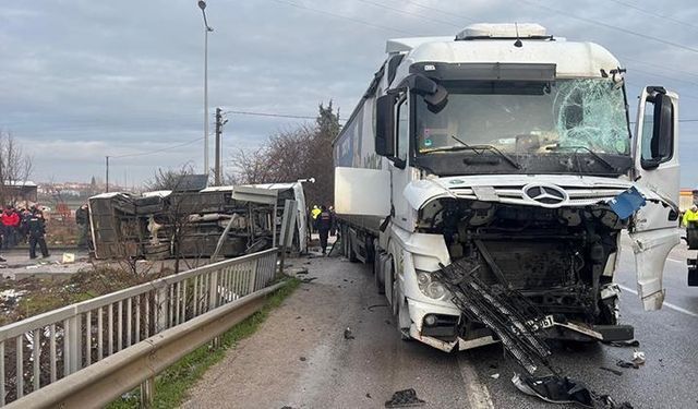 Okul servisi, TIR’la çarpıştı! 8 öğrenci ağır yaralı