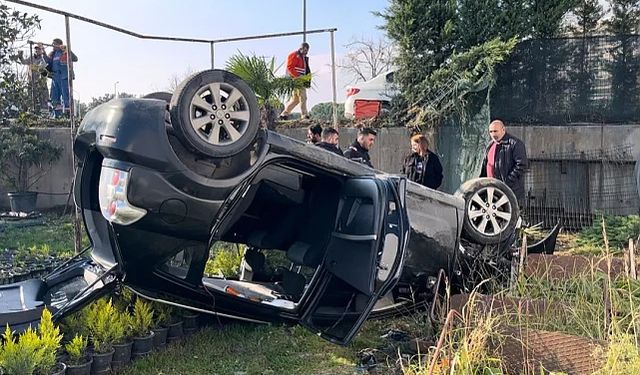 Bursa'da kontrolden çıkan araç çiçek bahçesine uçtu