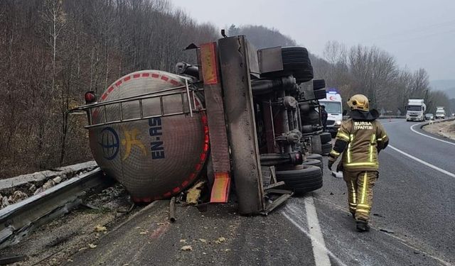 Bursa'da feci kaza! Asit yüklü TIR devrildi: 1 ölü