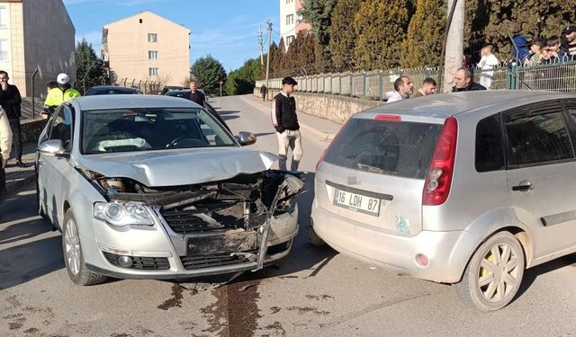 Bursa’da otomobiller kafa kafaya çarpıştı!