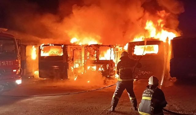 Otoparkta yangın: Halk otobüsleri küle döndü