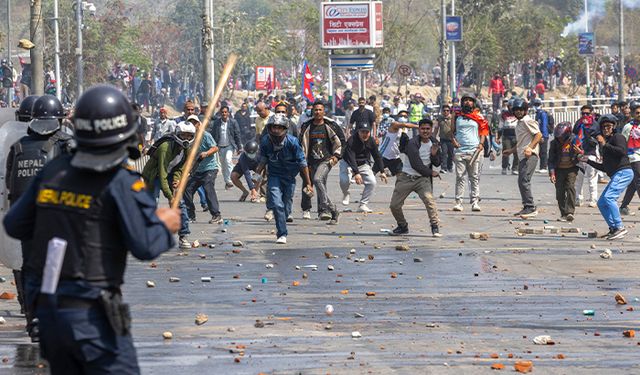 Nepal’de monarşi destekçileri polisle çatıştı: 2 ölü