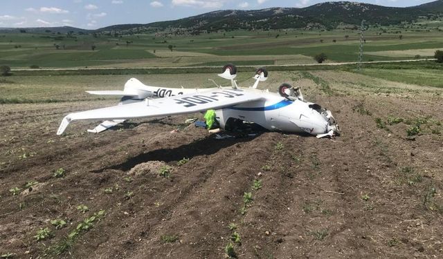 Bilecik’te düşen uçak, vinç yardımıyla kaldırıldı