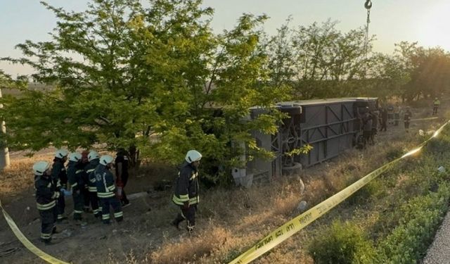 Yolcu otobüsü devrildi: 1 ölü, 26 yaralı
