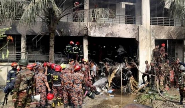 Bangladeş'te askeri jet okula düştü!