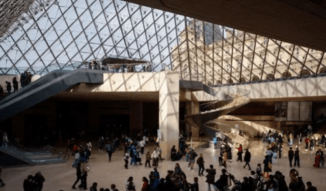 Louvre Müzesi'nde soygun