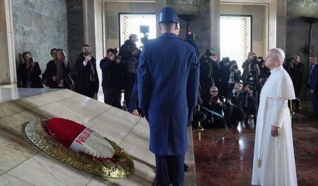 Papa, Ata'nın huzurunda