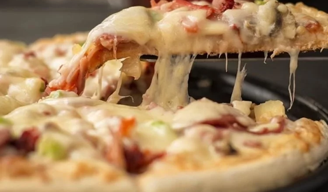 Yediği pizza canından etti!