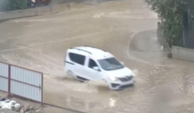 İzmir’i sağanak vurdu