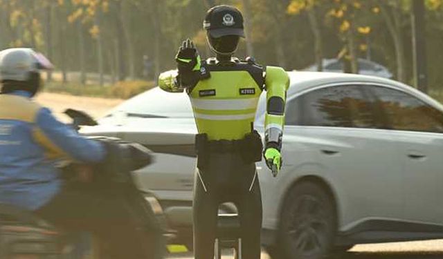 Trafikte robot polis dönemi