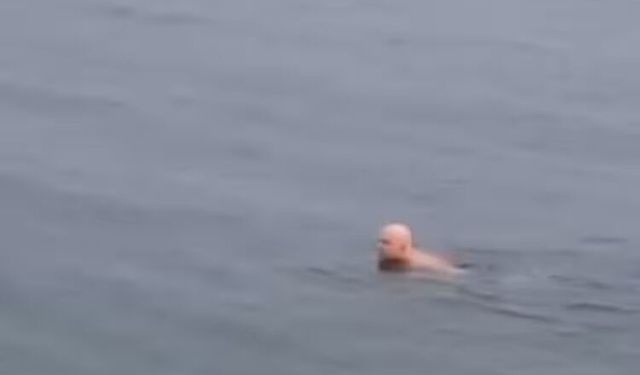 Dondurucu soğukta denize girdi!