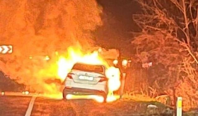 Seyir halindeki otomobil alevler saçtı!