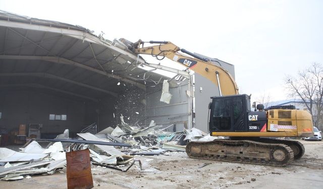 Bursa’da iki kaçak iş yeri yıkıldı