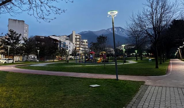 Parkta sırtından bıçaklandı!