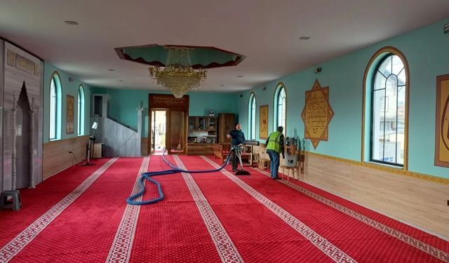 Balkanlardaki camilerde Ramazan temizliği